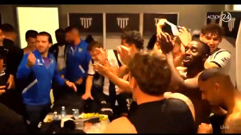 Πάρτι στα αποδυτήρια της Καλαμάτας: «Είναι τρελός ο πρόεδρος» (videos)