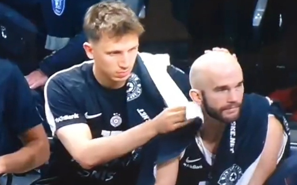 Viral στιγμιότυπο: Συμπαίκτης του Καλάθη του σκούπιζε... το κεφάλι στον πάγκο της Παρτίζαν (video)