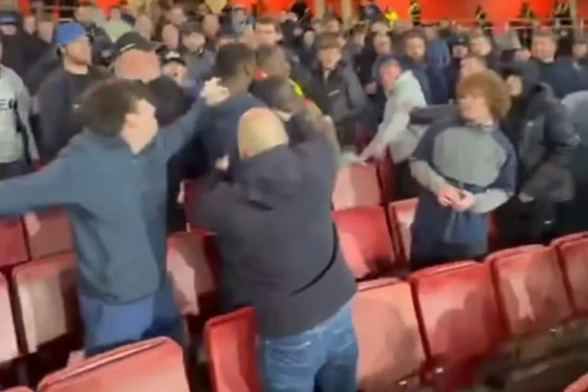 Επεισόδια στο Άρσεναλ-Έβερτον: Οπαδοί των φιλοξενούμενων χτύπησαν φίλους παίκτη της ομάδας τους (video)