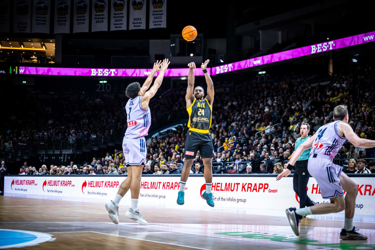 Μπάρτλεϊ on fire με 18 πόντους και 5 τρίποντα στο πρώτο ημίχρονο με Άλμπα Βερολίνου