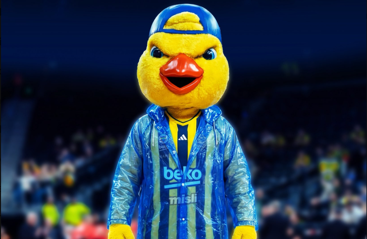 Η μασκότ της Φενέρ φόρεσε... αδιάβροχο και τρόλαρε τον Ολυμπιακό