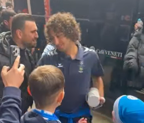 Η θερμή υποδοχή στην αποστολή του Ηρακλή πριν τη φιέστα  - Το βίντεο του Athletiko