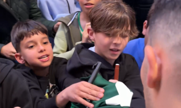 Οι παίκτες του Παναθηναϊκού μοίρασαν... αυτόγραφα και χαμόγελα στη Γλυφάδα (video)