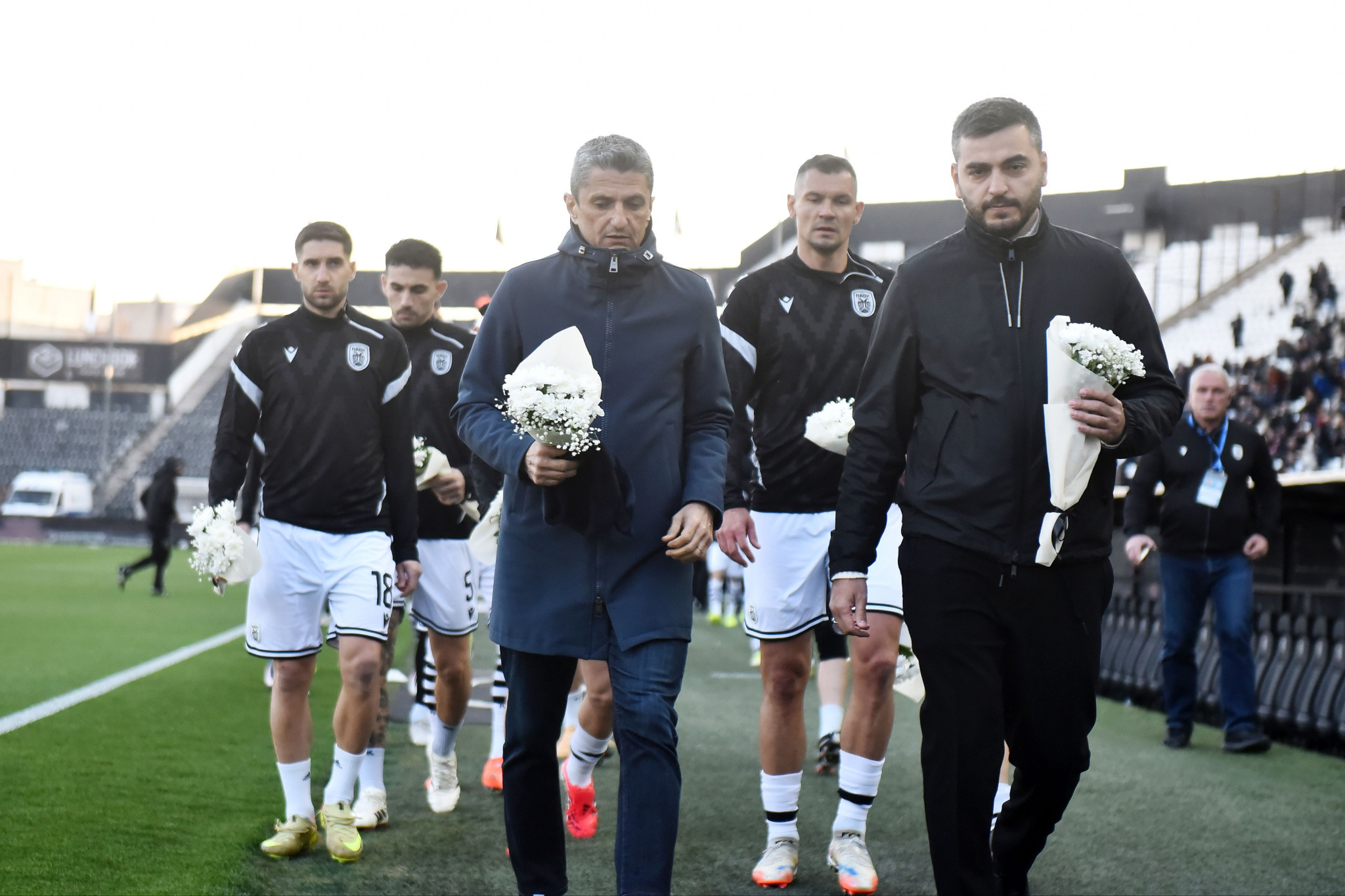 Λουλούδια και στεφάνια στην Τούμπα για τον Κλεομένη (photos & video)