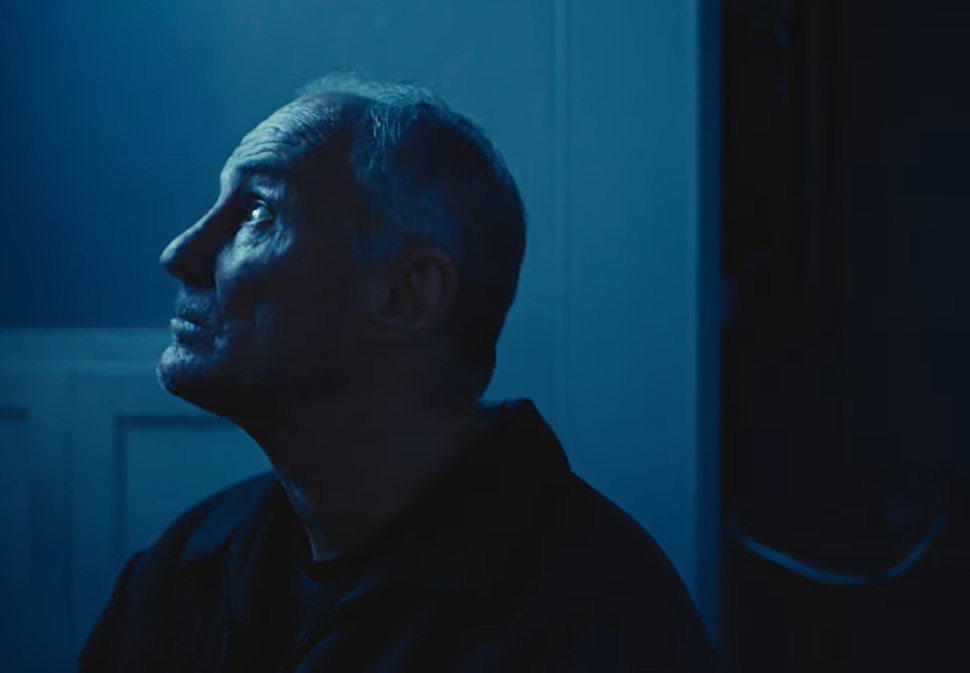 Eγκατέλειψε την οικογένειά του πριν από 35 χρόνια και τώρα ο πρώην ποδοσφαιριστής αποκάλυψε ότι είναι ομοφυλόφιλος (video)