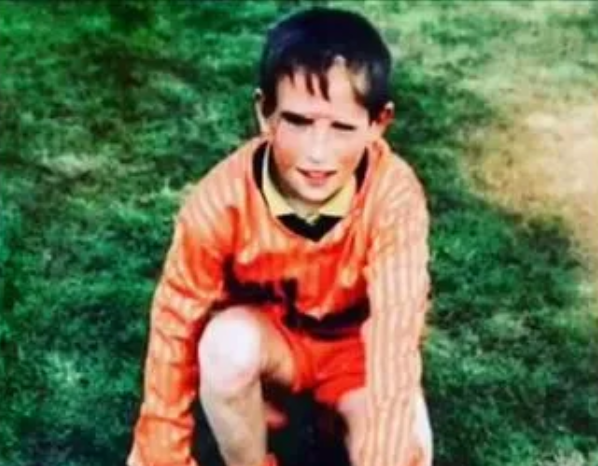 Τον εγκατέλειψαν μωρό σε μοναστήρι, τον αποκαλούσαν φρικιό και αυτός έγινε ένας από τους καλύτερους ποδοσφαιριστές στον κόσμο