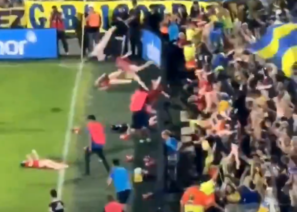 Απίστευτο σκηνικό από οπαδούς της Ροσάριο: Πέταξαν φουσκωτές κούκλες με φανέλες της Νιούελς στο γήπεδο (video)