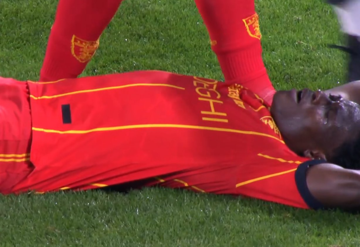 Τρομακτικές στιγμές στο Νάπολι-Λέτσε: Παίκτης κατέρρευσε πιάνοντας το στήθος του