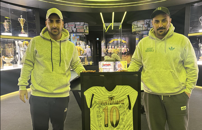 Συγκινητική στιγμή - Στο Μουσείο της ΑΕΚ η φανέλα του Παντελή Παντελίδη από το κύπελλο του 2016 (photos)