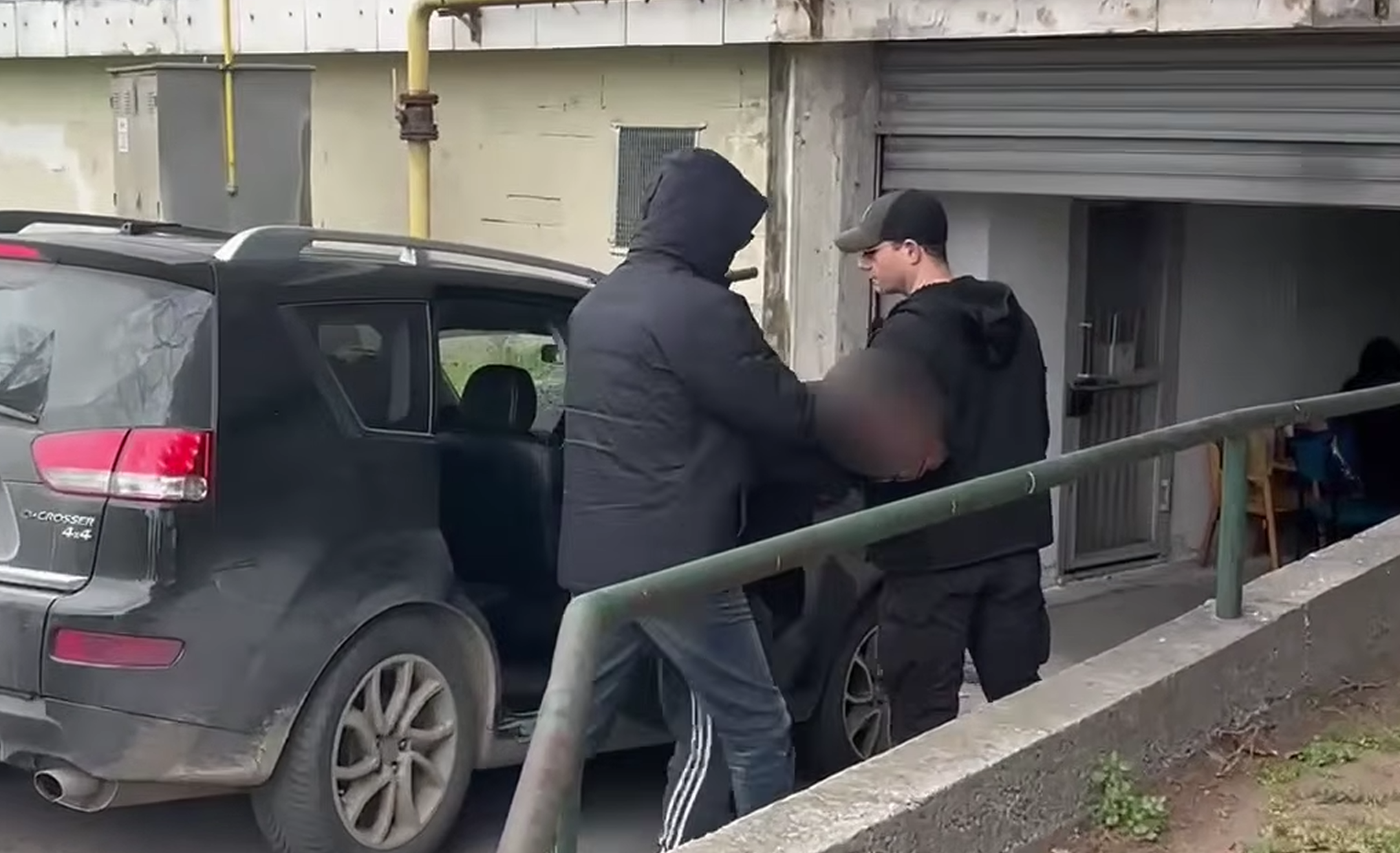 Στα δικαστήρια υπό δρακόντεια μέτρα ασφαλείας ο 23χρονος που απολογείται για τη δολοφονία του Κλεομένη (video)