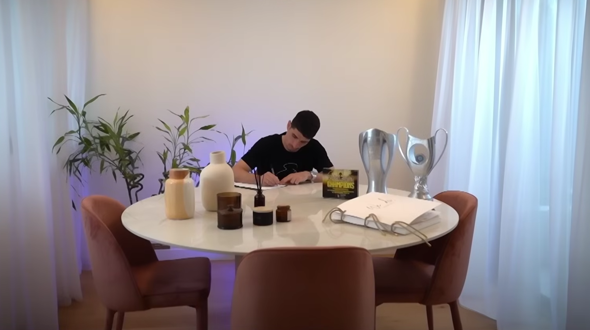 Το συγκινητικό βίντεο με τον Μάνταλο να γράφει γράμμα στον γιο του