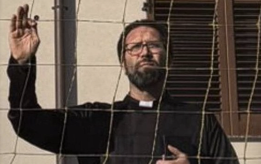 Απίθανο περιστατικό: Τιμωρημένος προπονητής ντύθηκε... ιερέας για να είναι δίπλα στην ομάδα του