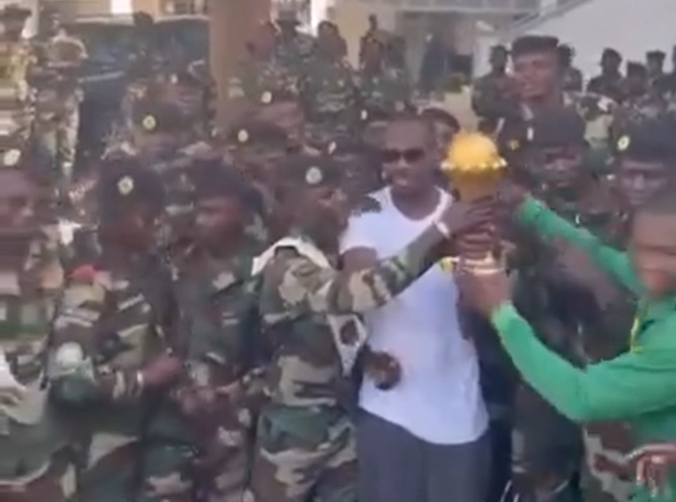 Απίστευτο: Ο προπονητής της Σενεγάλης πήγε σε... στρατιωτική βάση το τρόπαιο του Κυπέλλου Εθνών Αφρικής (video)