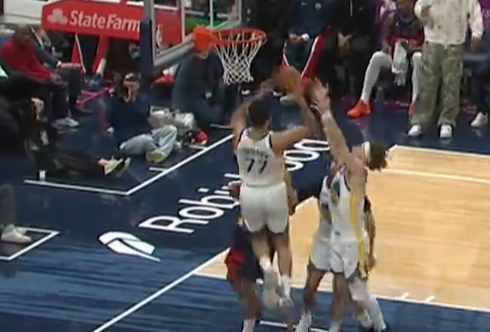 Απίθανο... αυτοκαλάθι του Γιουρτσεβέν στο ματς των Γουόριορς στο NBA (video)