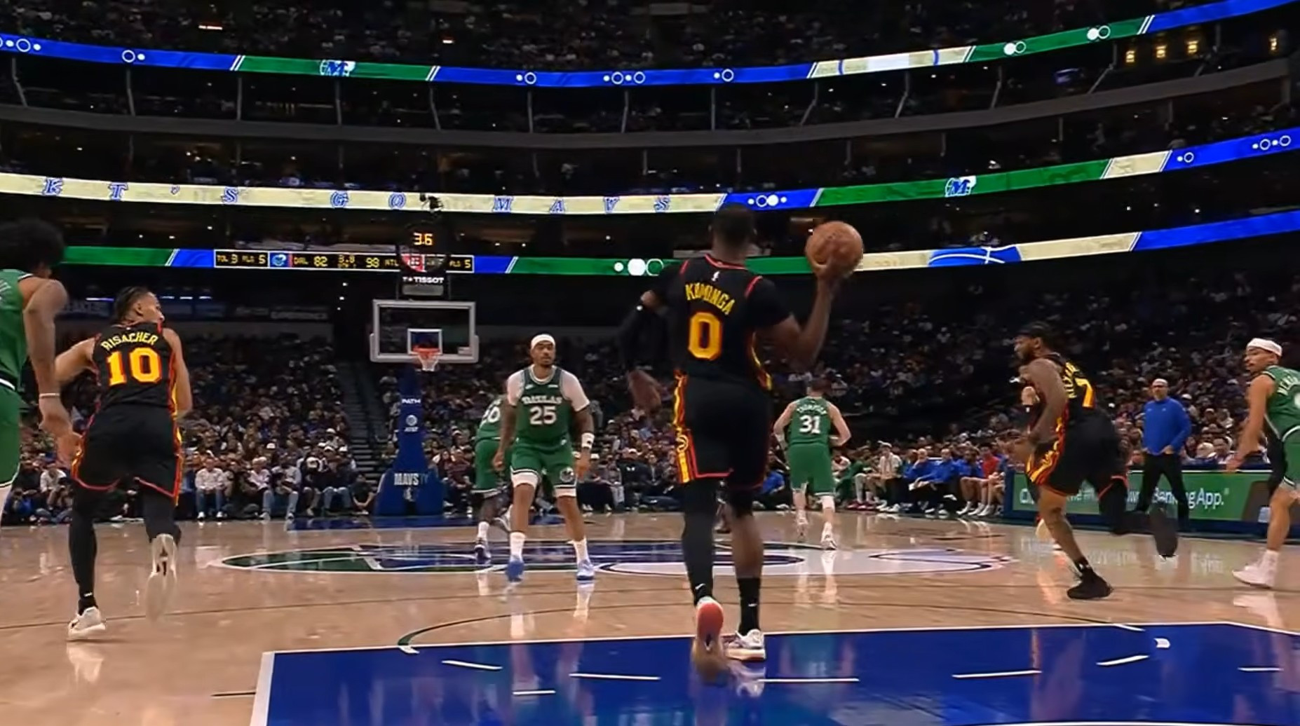 Απίστευτο: Ο Κουμίνγκα ευστόχησε από τα 23 μέτρα σε σουτ που ξεκίνησε για πάσα (video)