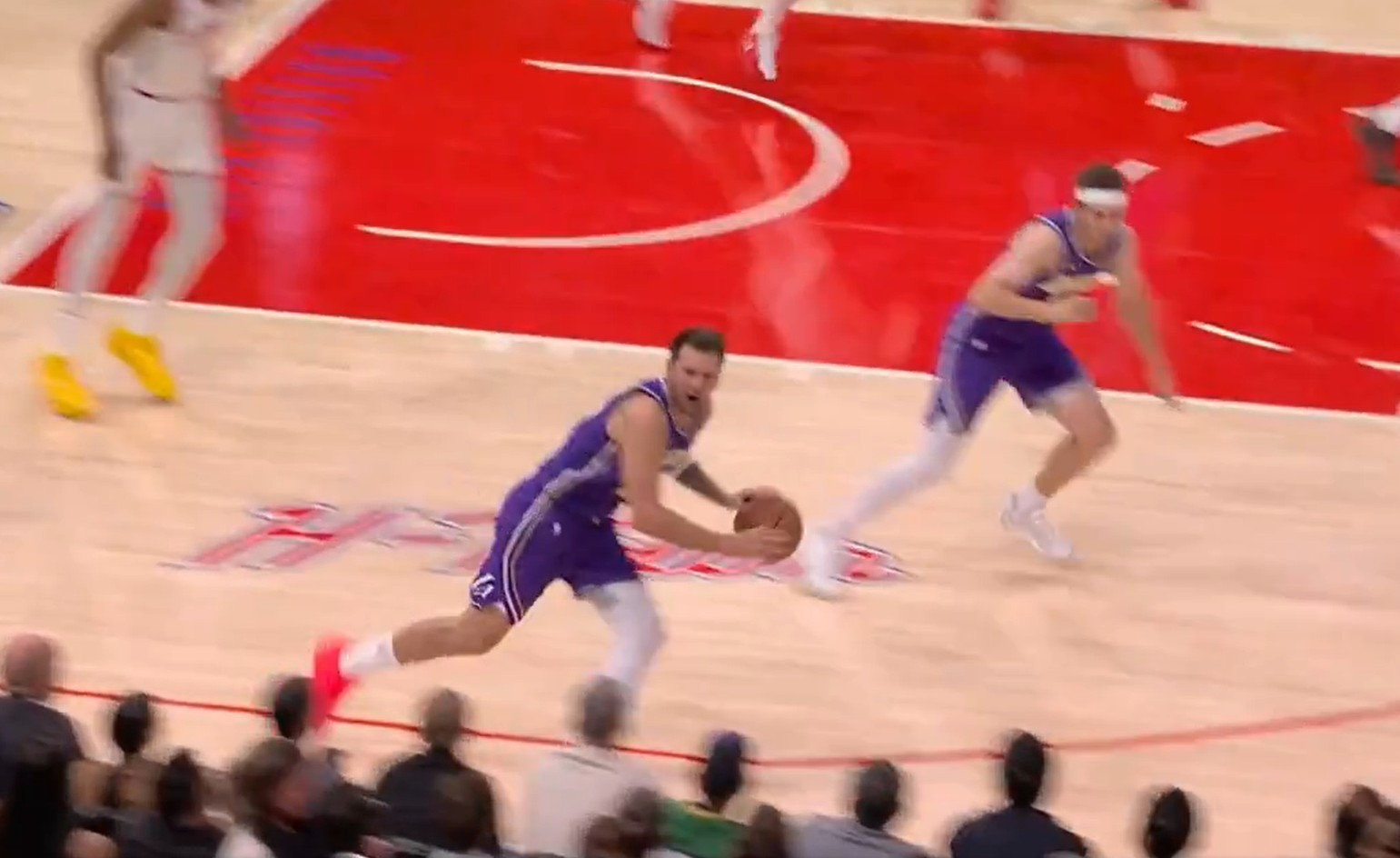 Ο Ντόντσιτς είναι multitasker: Οργανώνει επίθεση και ταυτόχρονα βρίζει φίλαθλο των Ρόκετς (video)