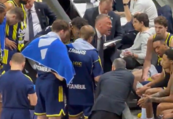 Ποιος είδε τον Σάρας και δεν τον φοβήθηκε: Έξαλλος ο Γιασικεβίτσιους στον πάγκο της Φενέρ (video)