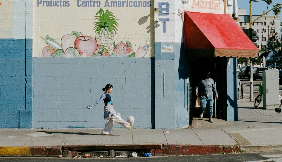 Την λένε Τζανέλα και με τη μπάλα στα πόδια κάνει… θαύματα - Το ταλέντο της έγινε ντοκιμαντέρ (video)