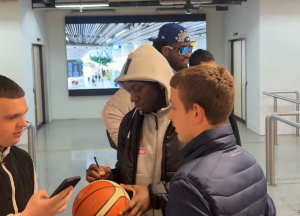 Η «θερμή» υποδοχή νεαρών φίλων του μπάσκετ στην αποστολή του Παναθηναϊκού (video)