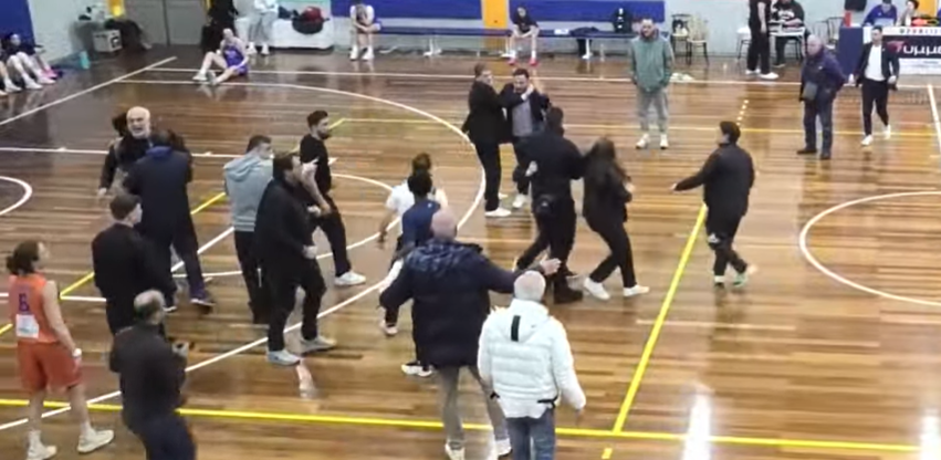 Σύρραξη και ξύλο σε αγώνα της Α1 Γυναικών: Προπονητής πέταξε την μπάλα στην εξέδρα (video)