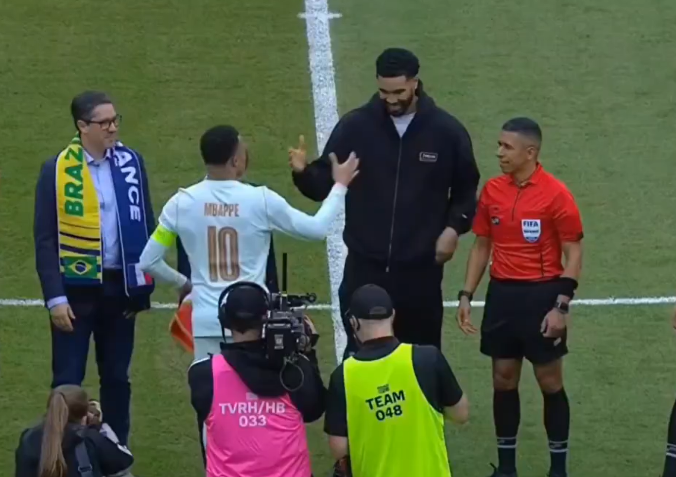 Ο Τζέισον Τέιτουμ ανέλαβε ρόλο οικοδεσπότη στο Βραζιλία-Γαλλία που έγινε στη... γειτονιά του (video)