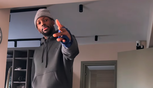 Ο Γκραντ δείχνει το δεμένο του δάχτυλο - «Θα μείνει έξω για λίγο»