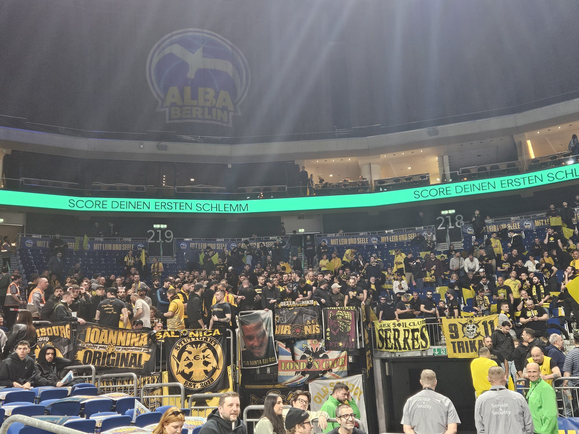 Δυναμική παρουσία του κόσμου της ΑΕΚ στο Βερολίνο (video)