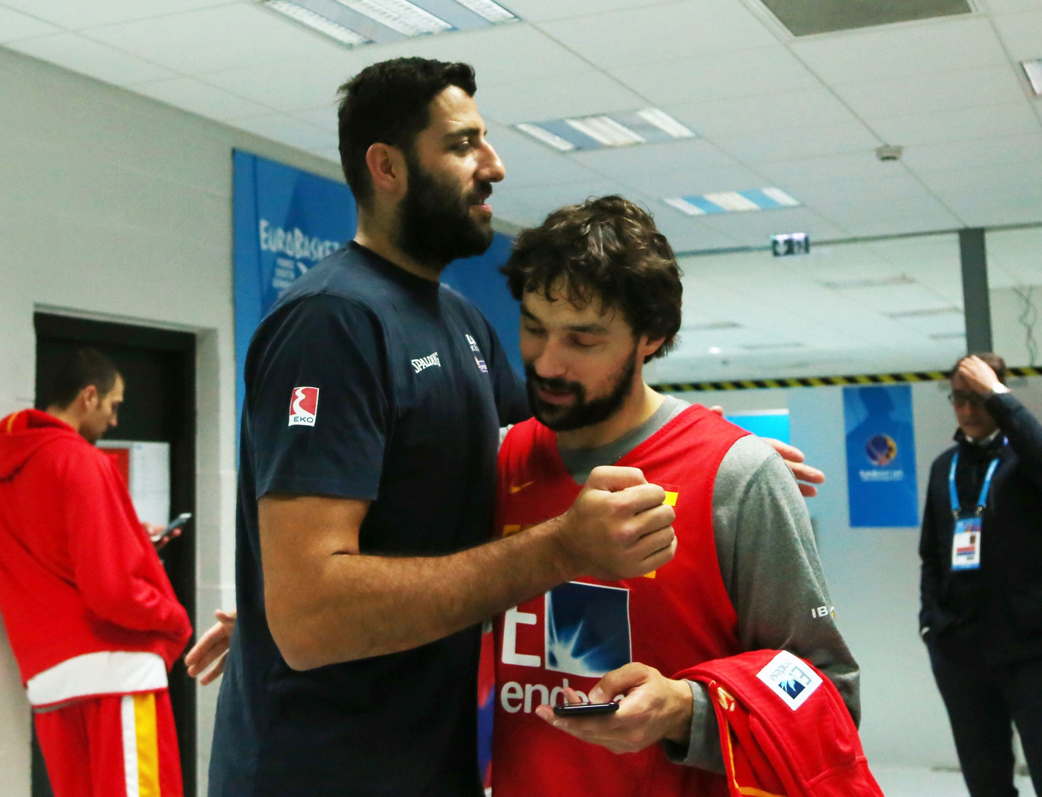 «EuroLeague by Night»: Το δώρο του Σέρχιο Γιούλ στον Γιάννη Μπουρούση (video)