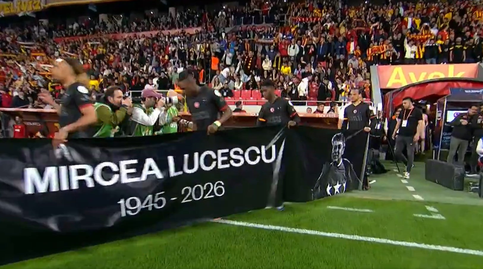 Συγκλονιστική κίνηση από τη Γαλατασαράι: Σήκωσαν πανό και φόρεσαν μπλούζες με τον Μιρτσέα Λουτσέσκου (video)