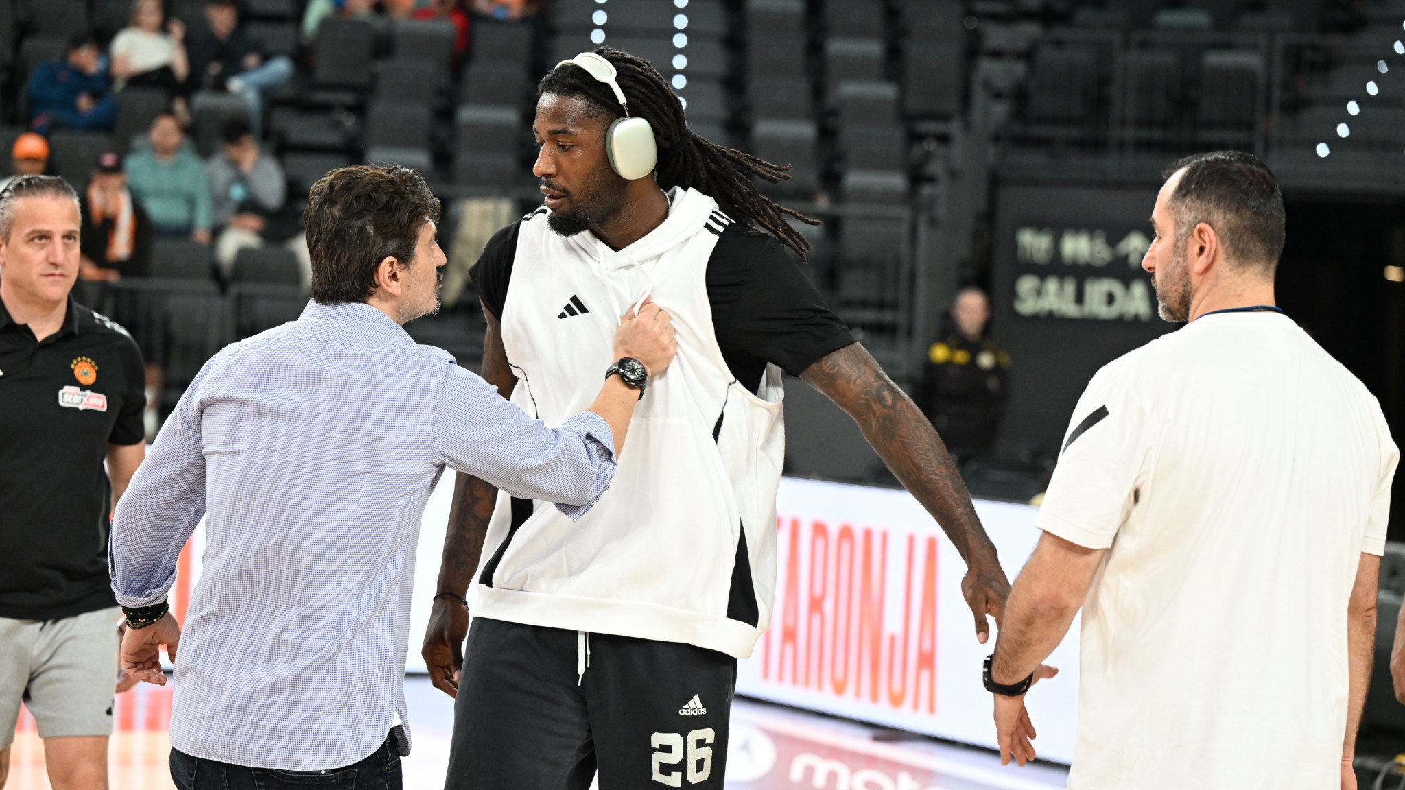 Στη Roig Arena μέσα σε αποθέωση ο Γιαννακόπουλος - Το εγκάρδιο τετ α τετ με τον Λεσόρ (vid)