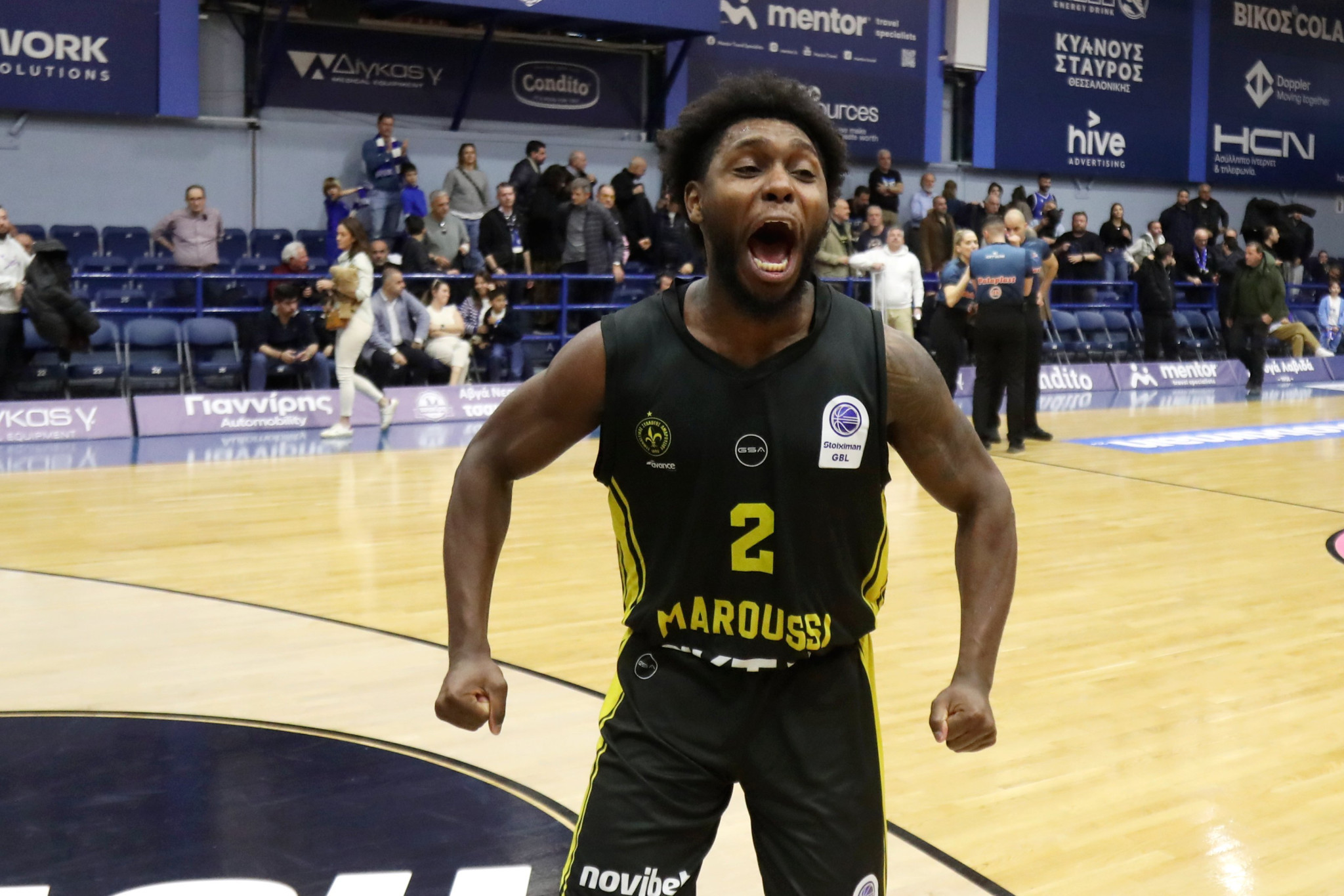 Το... τραγούδι του Γουόκερ: «Παπαθεοδώρου, είσαι ο καλύτερος προπονητής στην Ευρώπη» (video)