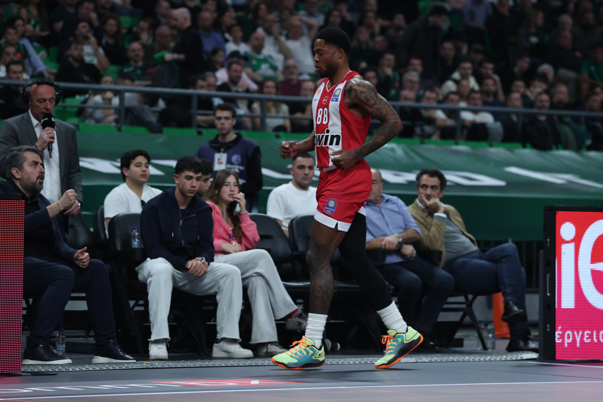 Αναμονή για τον τραυματισμό του Τζόουνς - Προγραμματίστηκαν εξετάσεις