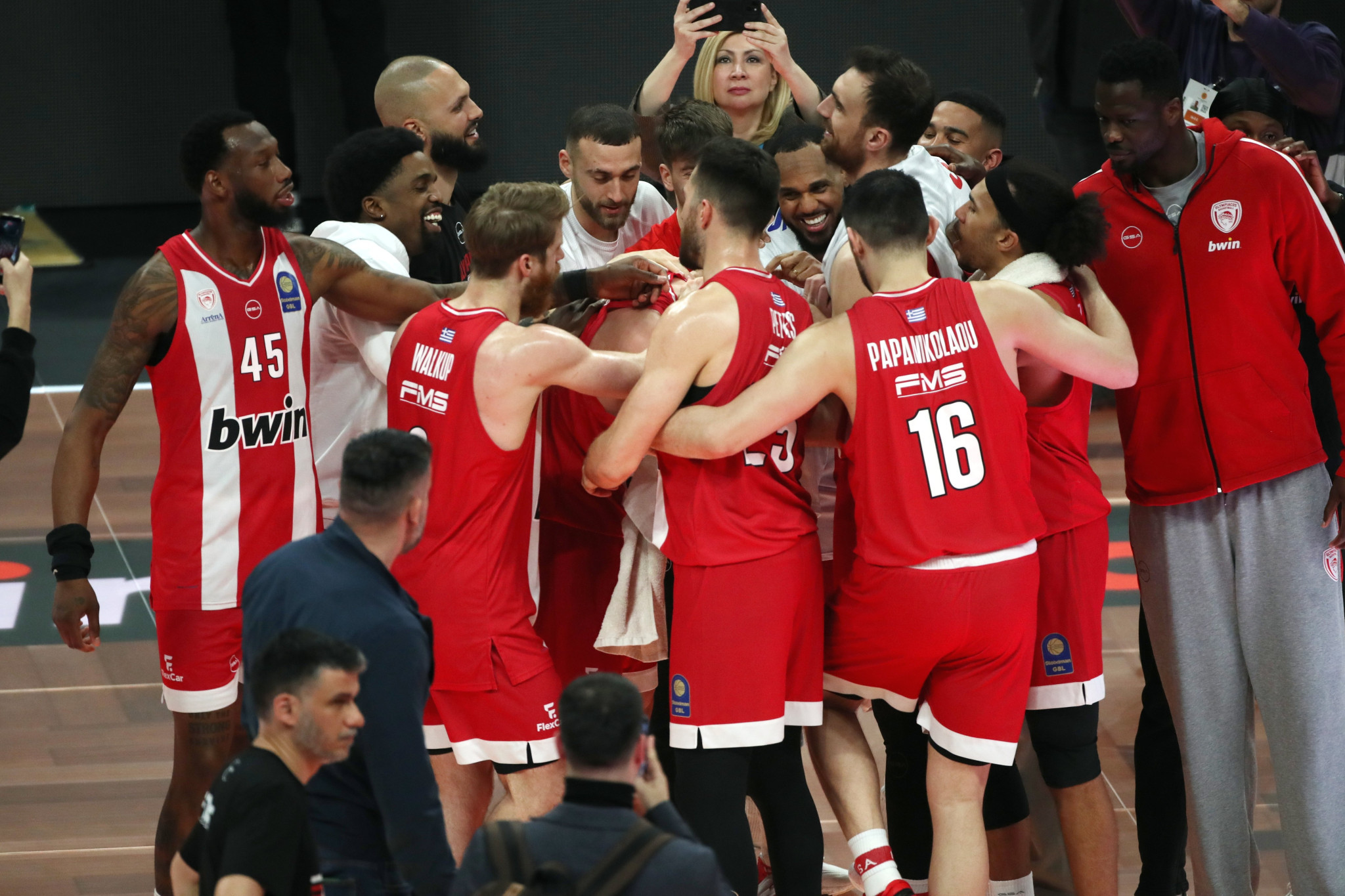 Το φατούρο των παικτών του Ολυμπιακού στον Λαρεντζάκη μετά τη νίκη κόντρα στον Παναθηναϊκό (video)