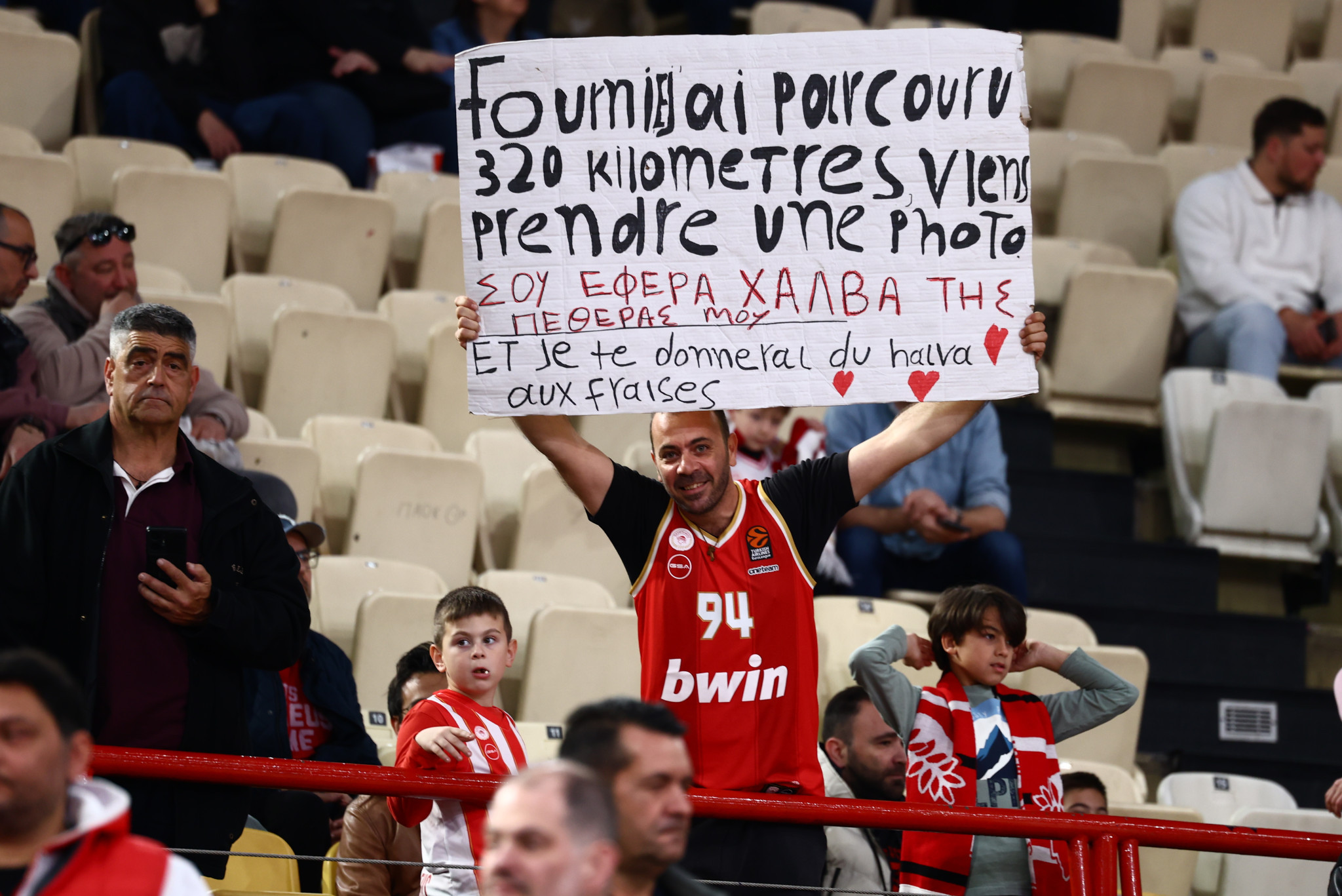 «Σου έφερα χαλβά της πεθεράς μου!»: Απίθανο πανό φίλου του Ολυμπιακού για τον λάτρη της ελληνικής κουζίνας Φουρνιέ (vid)