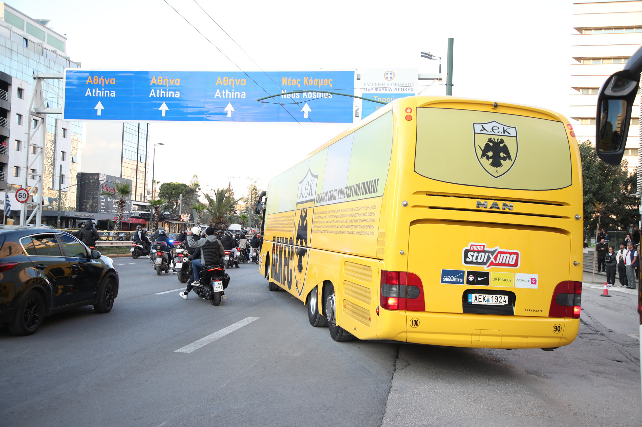 Οι οπαδοί της ΑΕΚ συνόδεψαν την αποστολή μέχρι το ύψος του Φαλήρου (video)