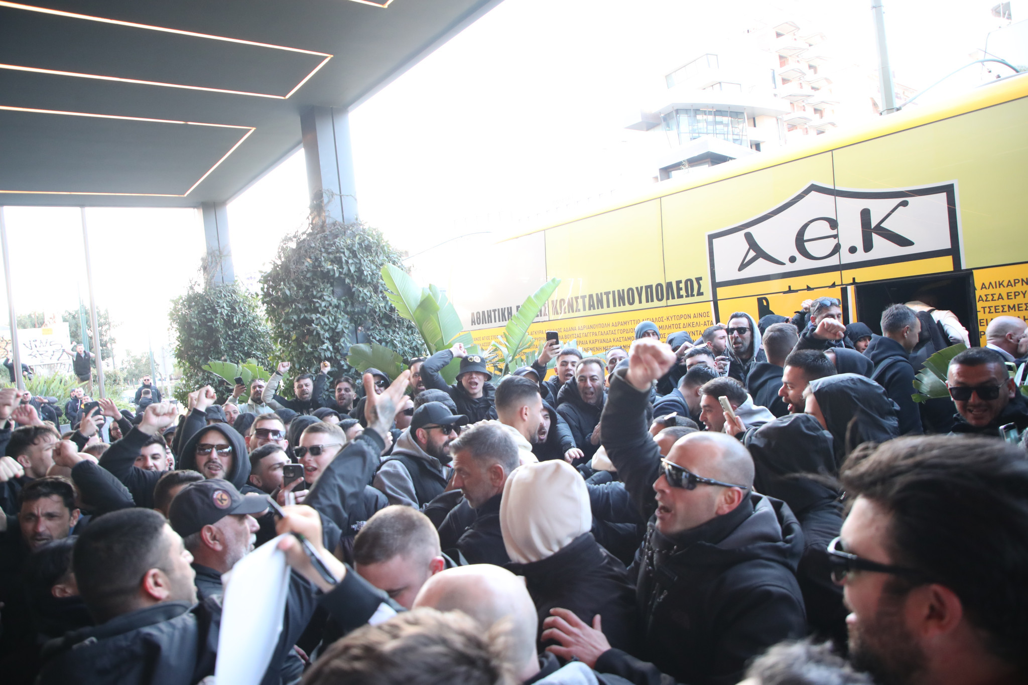 Κόσμος της ΑΕΚ στο ξενοδοχείο - Aποθέωσε την αποστολή ενόψει Ολυμπιακού