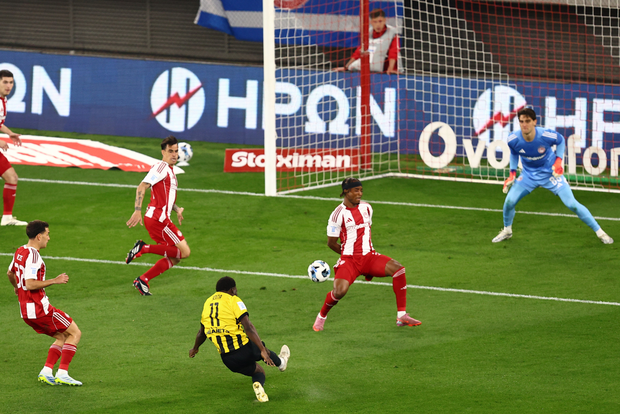 Αντεπίθεση της ΑΕΚ με Περέιρα, ο Κοϊτά με σουτ το 0-1 στον Πειραιά (video)