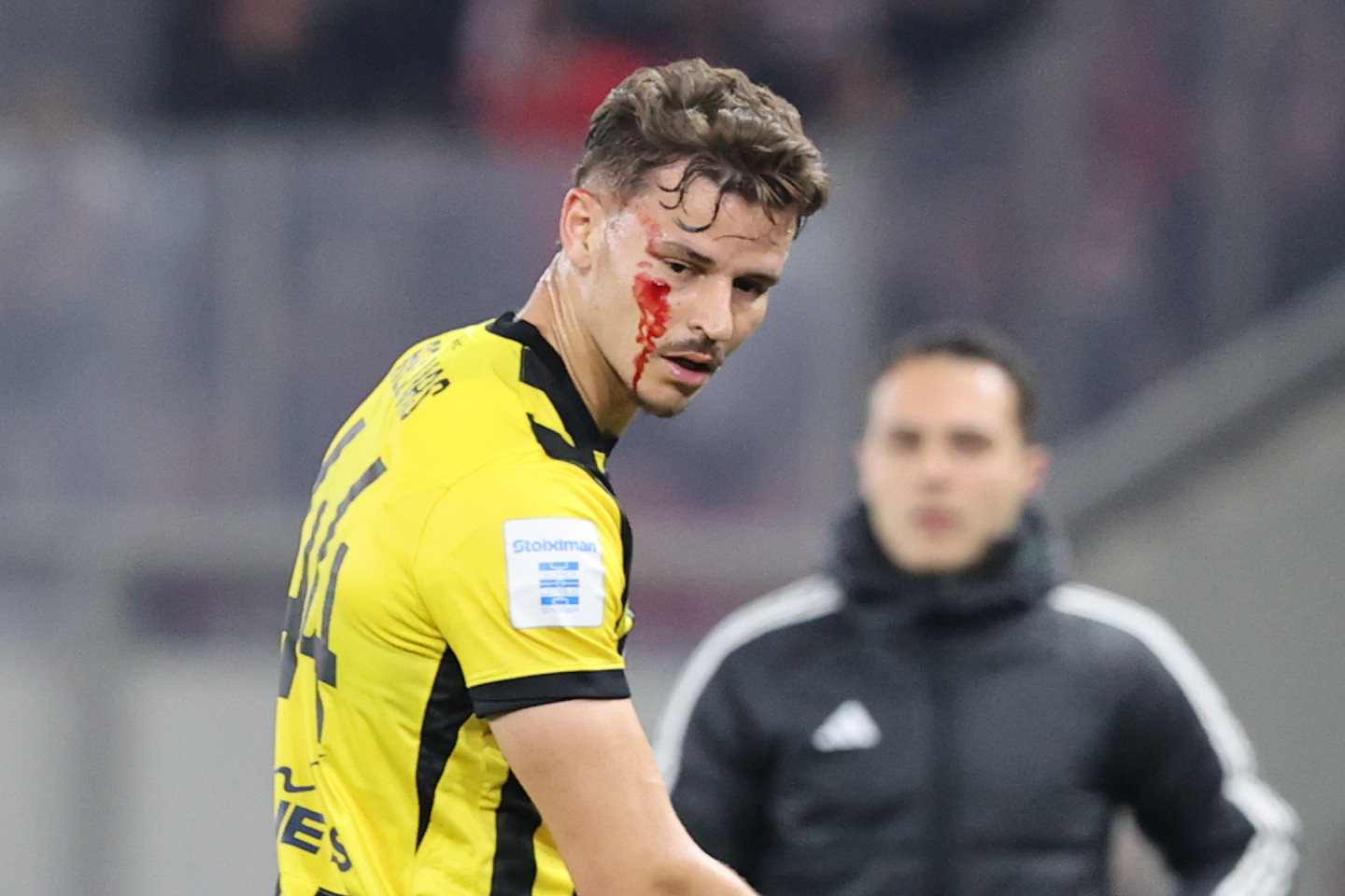 Δύο ματωμένα κεφάλια, μια υψωμένη γροθιά