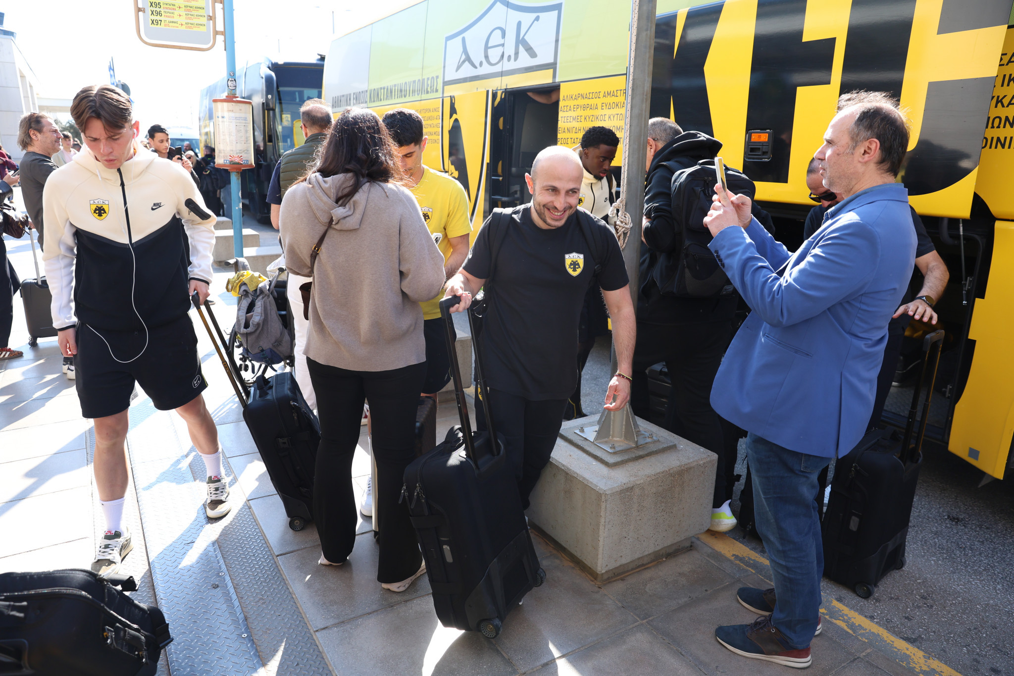 Αναχωρεί για τη Μαδρίτη η ΑΕΚ - Δείτε video του Athletiko από το αεροδρόμιο