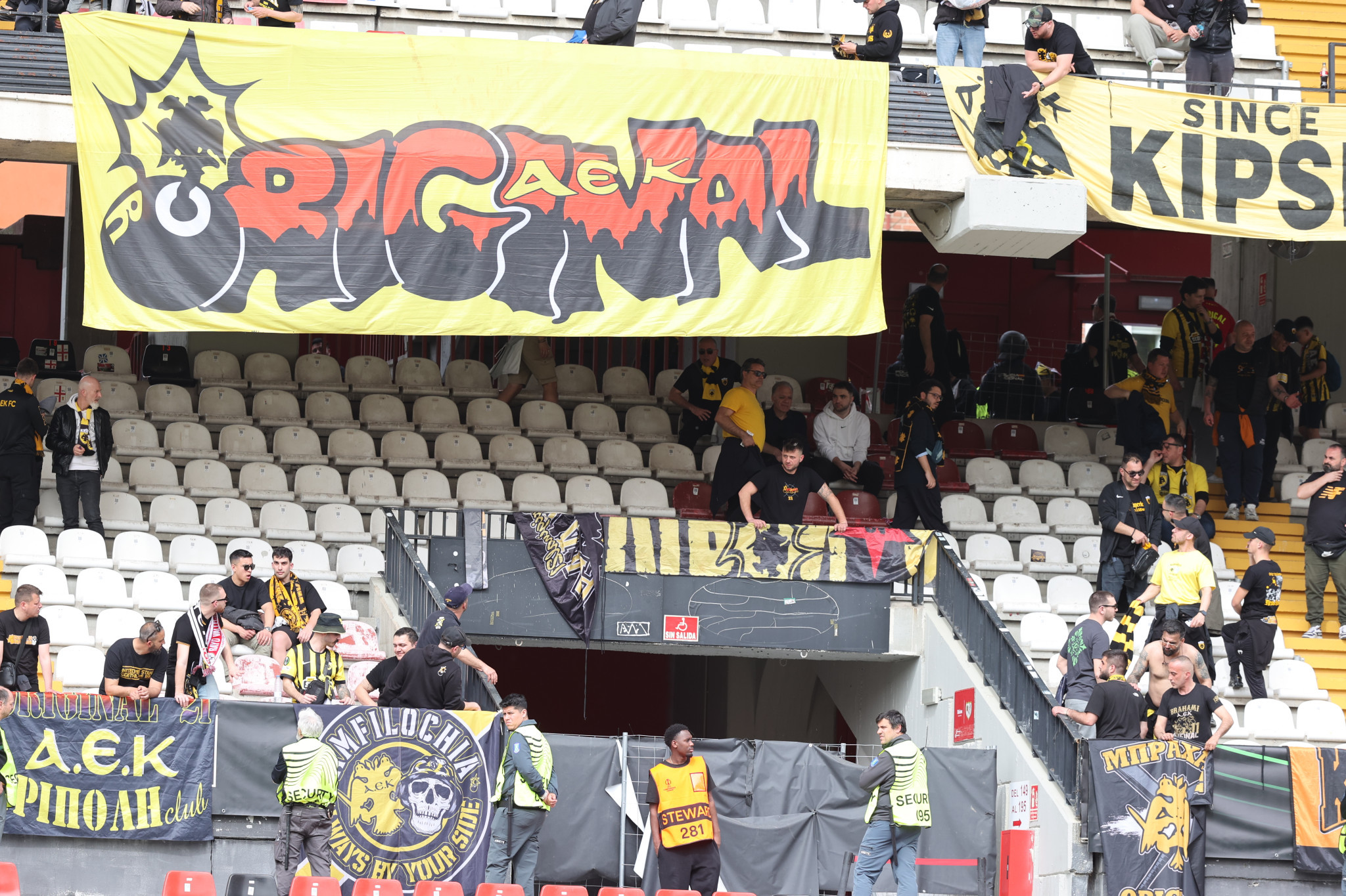 «Κιτρίνισε» η Μαδρίτη - «Ζεσταίνονται» ενόψει του αγώνα οι οπαδοί της ΑΕΚ (video)