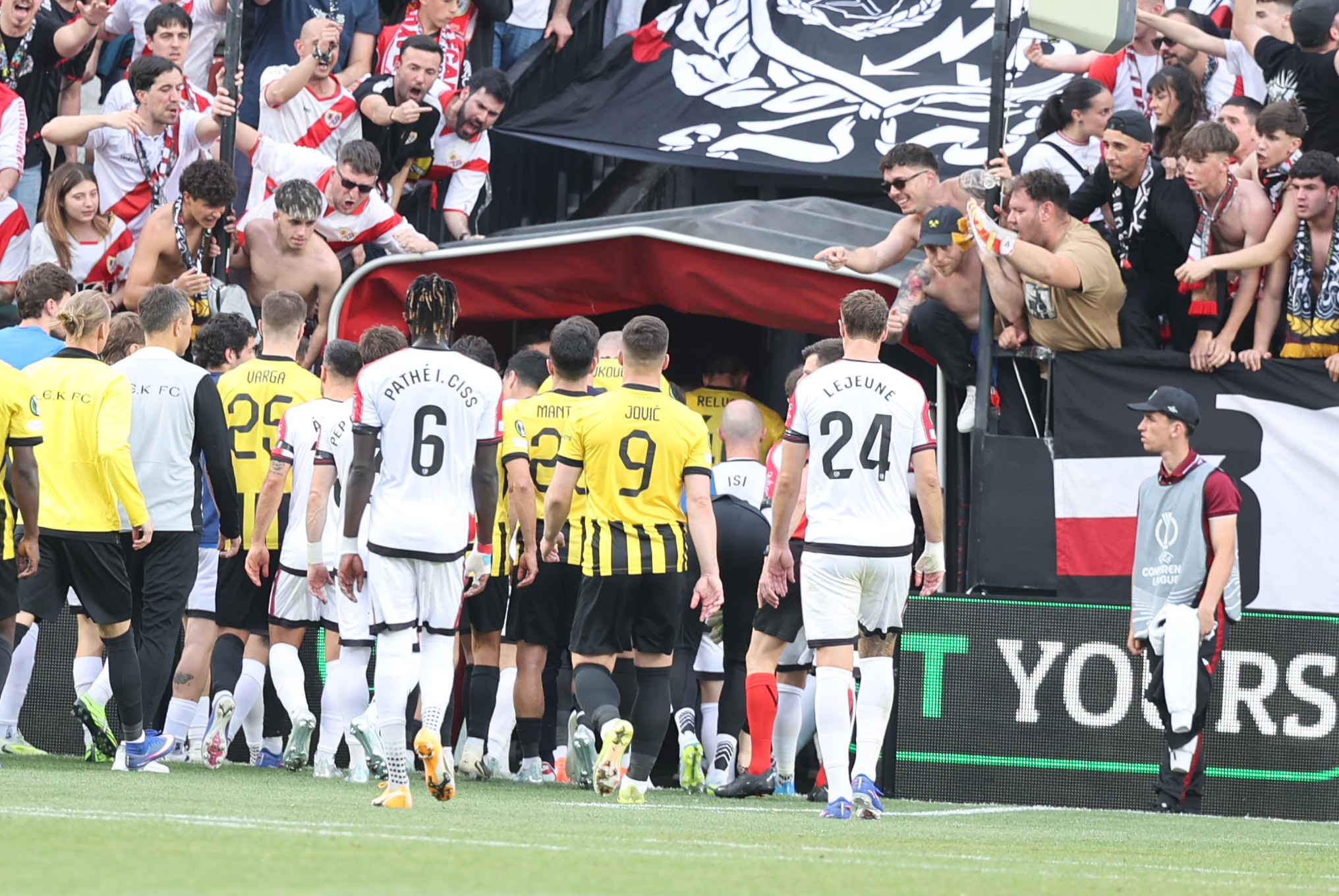 Ένταση μεταξύ των παικτών στο ημίχρονο του Ράγιο - ΑΕΚ στην φυσούνα (video)