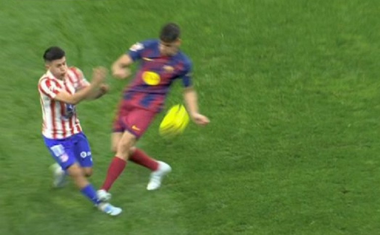 Ο διαιτητής του Ατλέτικο-Μπαρτσελόνα πήρε πίσω κόκκινη σε τάκλιν για... φυλακή (video)