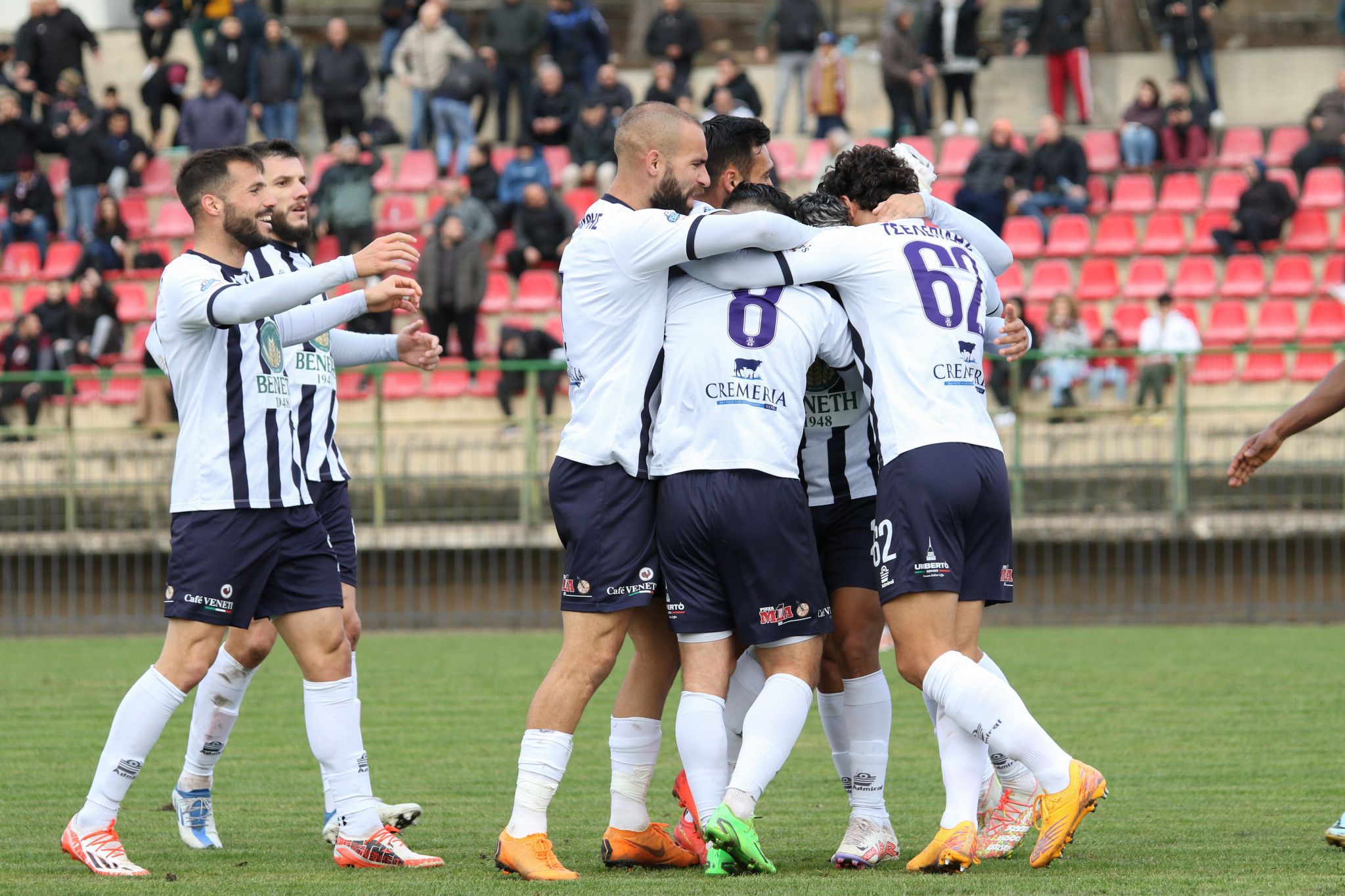 Σοκαριστική αποκάλυψη από πρώην παίκτη της Super League: «Στην Ελλάδα, κάναμε μπάνιο με αρουραίους να περνούν ακριβώς από δίπλα μας»