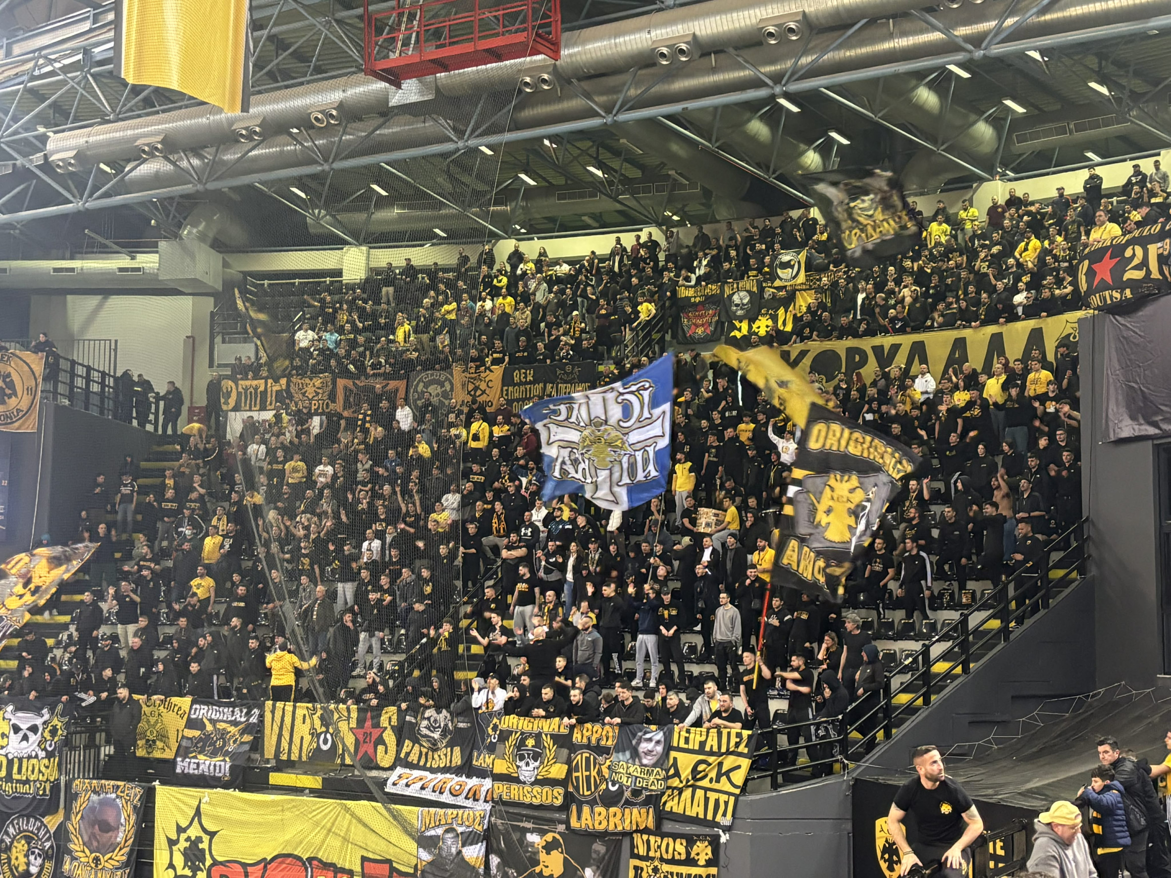 Δυναμική παρουσία του κόσμου της ΑΕΚ: Πάνω από 7.000 στη Sunel Arena (video)