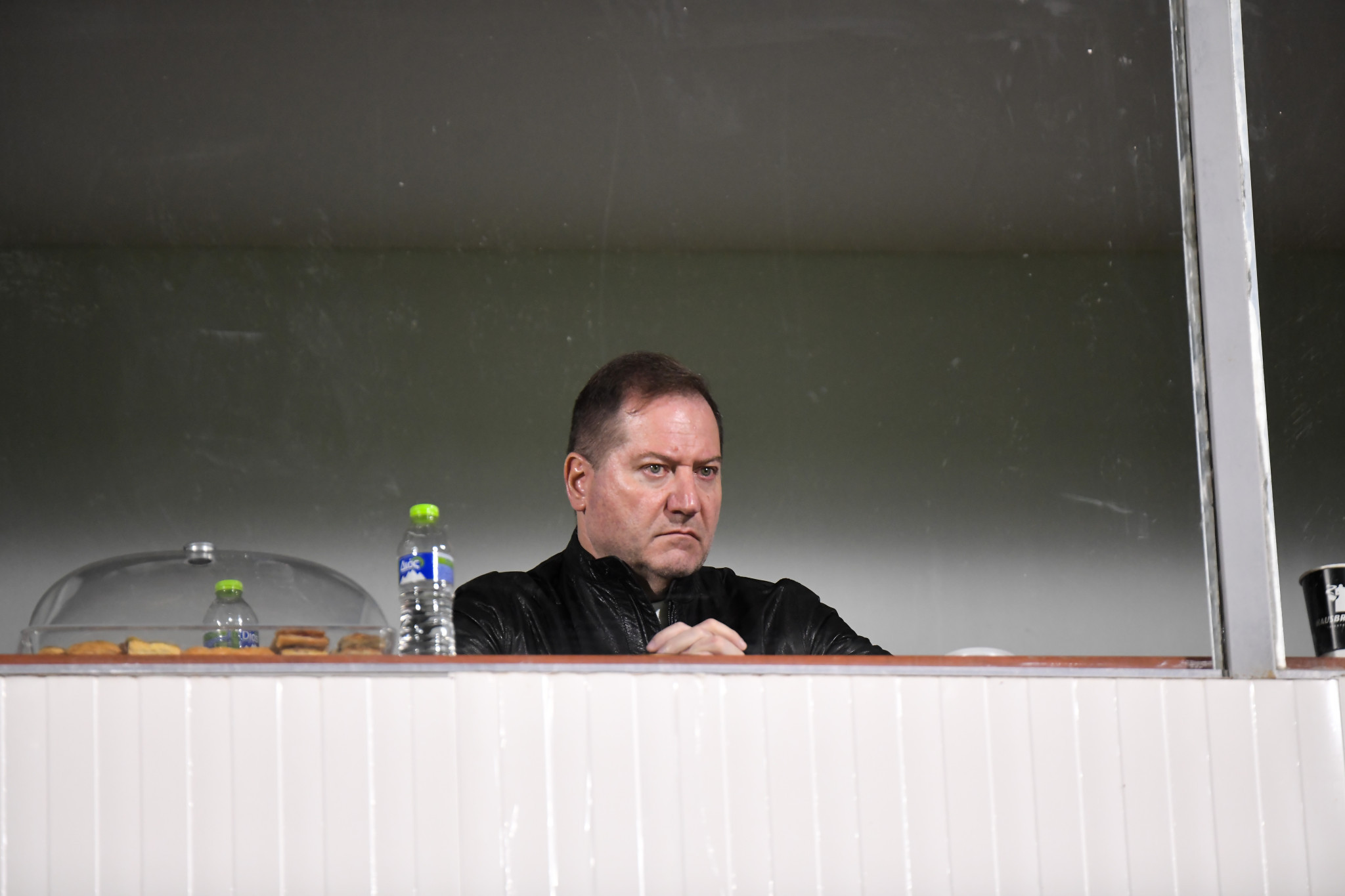 Έξαλλος ο Νταβέλης με τους παίκτες της ΑΕΛ Novibet: «Αρκετά με το σκωτσέζικο ντους όσων δεν σέβονται την ομάδα»