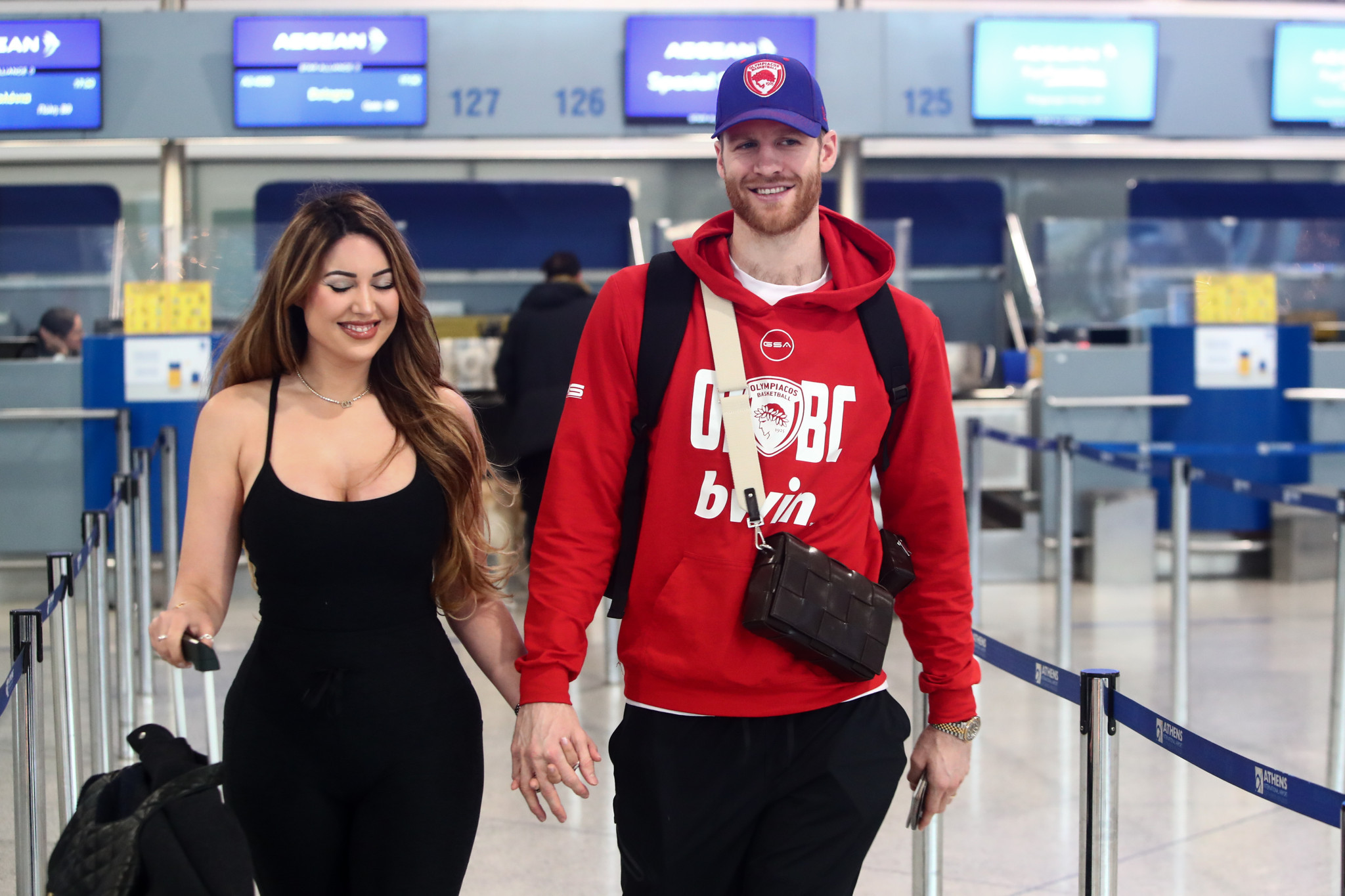 Ο Γουόκαπ, η σύζυγός του και το σκυλάκι τους πήγαν για... προπόνηση στο ΣΕΦ το Μεγάλο Σάββατο