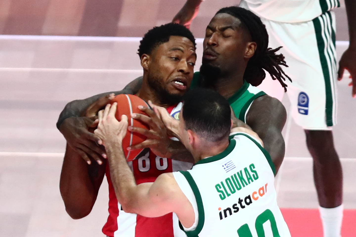 Απρόοπτο στον Ολυμπιακό με Τζόουνς: Πήγε στα αποδυτήρια με πρόβλημα στη γάμπα