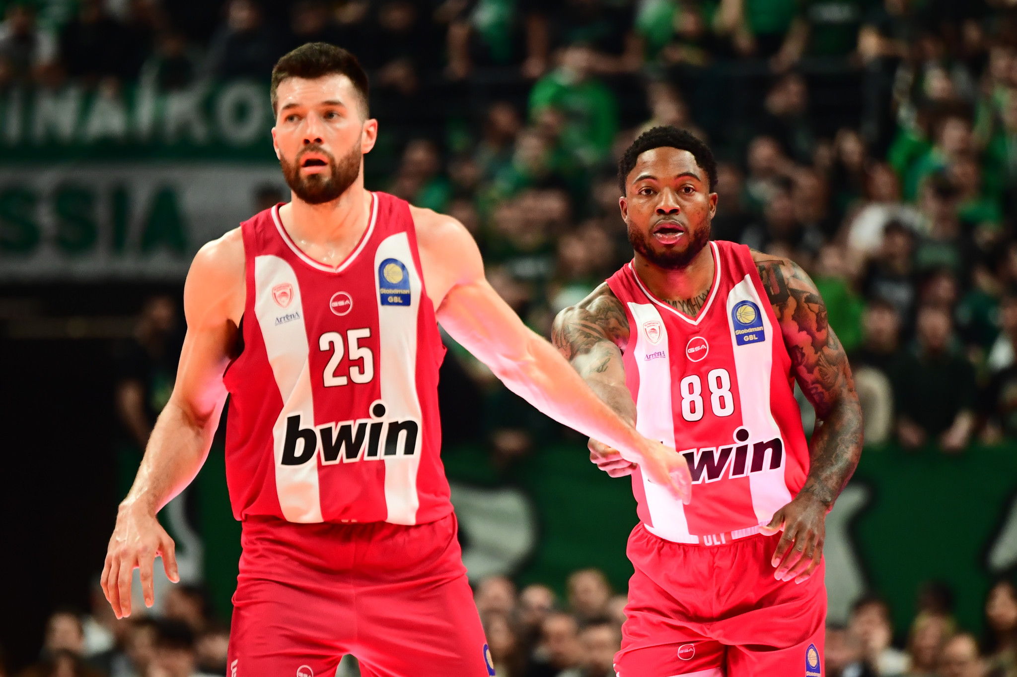 «Ερυθρόλευκη» καταιγίδα στο Telekom Center: Ο Ολυμπιακός σκόραρε 60 πόντους στο πρώτο ημίχρονο