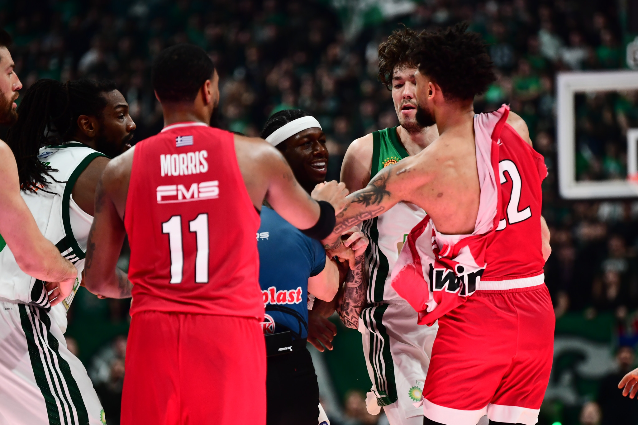 Ένταση στο ντέρμπι με... σκισμένες φανέλες: Αποβλήθηκαν Ναν και Ντόρσεϊ - Τι έγινε με Λεσόρ (video)