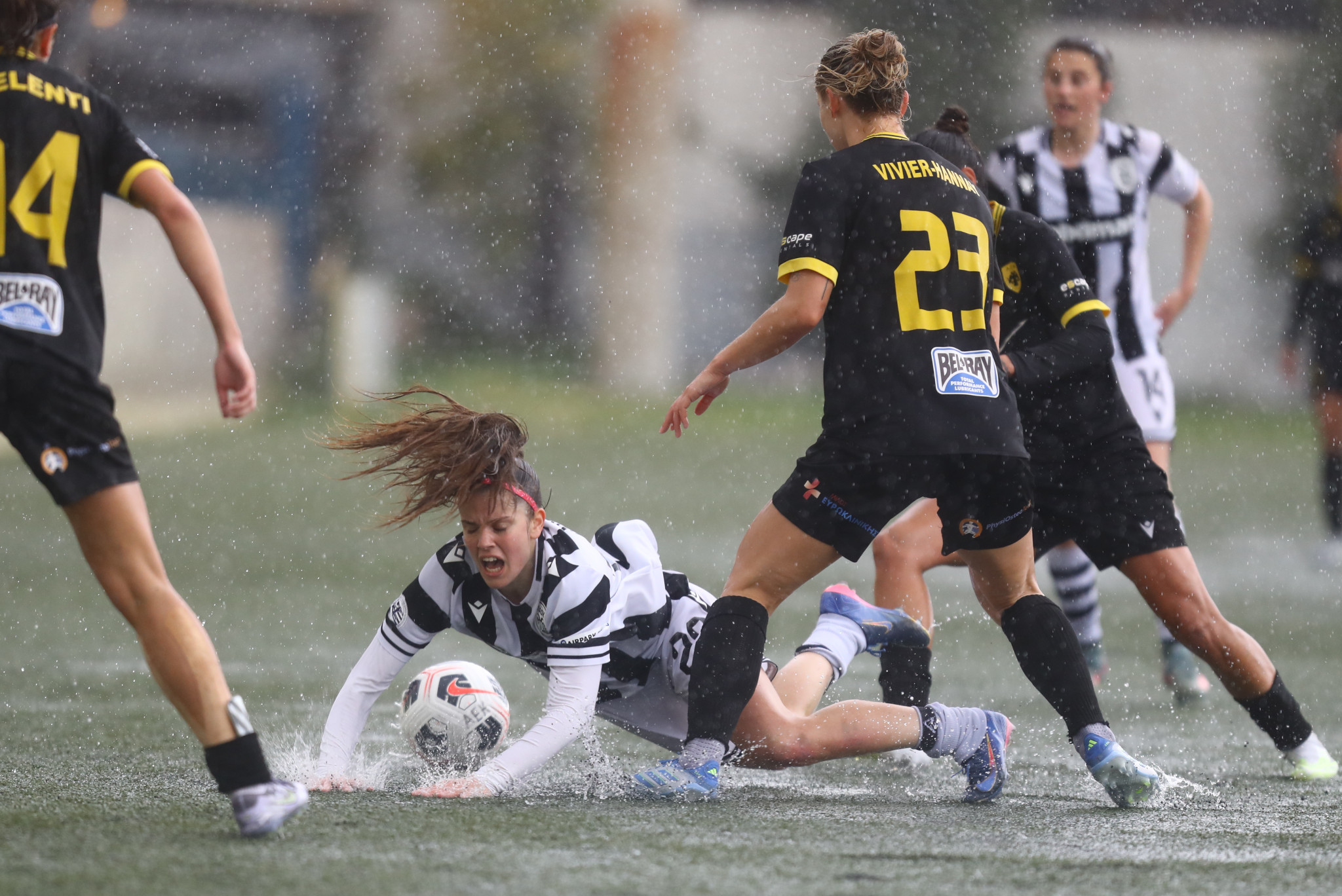 Η κακοκαιρία Erminio δεν... ακούμπησε το ντέρμπι: «Μονομαχίες» στο ΑΕΚ-ΠΑΟΚ σε γήπεδο που θύμισε λίμνη (photos)